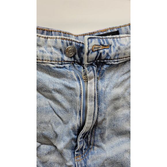 ASOS DESIGN denim relaxed shorts with rips in light blue - Picture 4 of 7